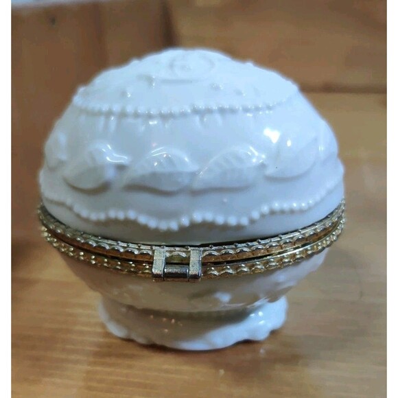 Vtg Ivory Embossed Porcelain Oval Egg Shaped Trinket Box Hinged Lid Flowers 3" - Picture 5 of 9